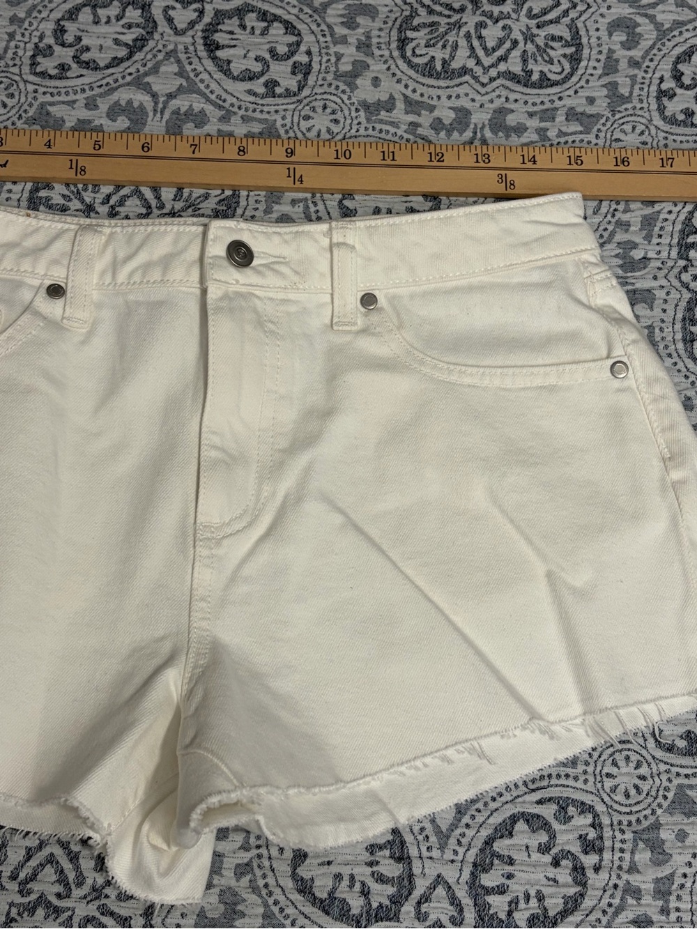 PINK Victoria's Secret White Mid-Rise Cutoff Jean Shorts 8 NWT - Picture 5 of 9